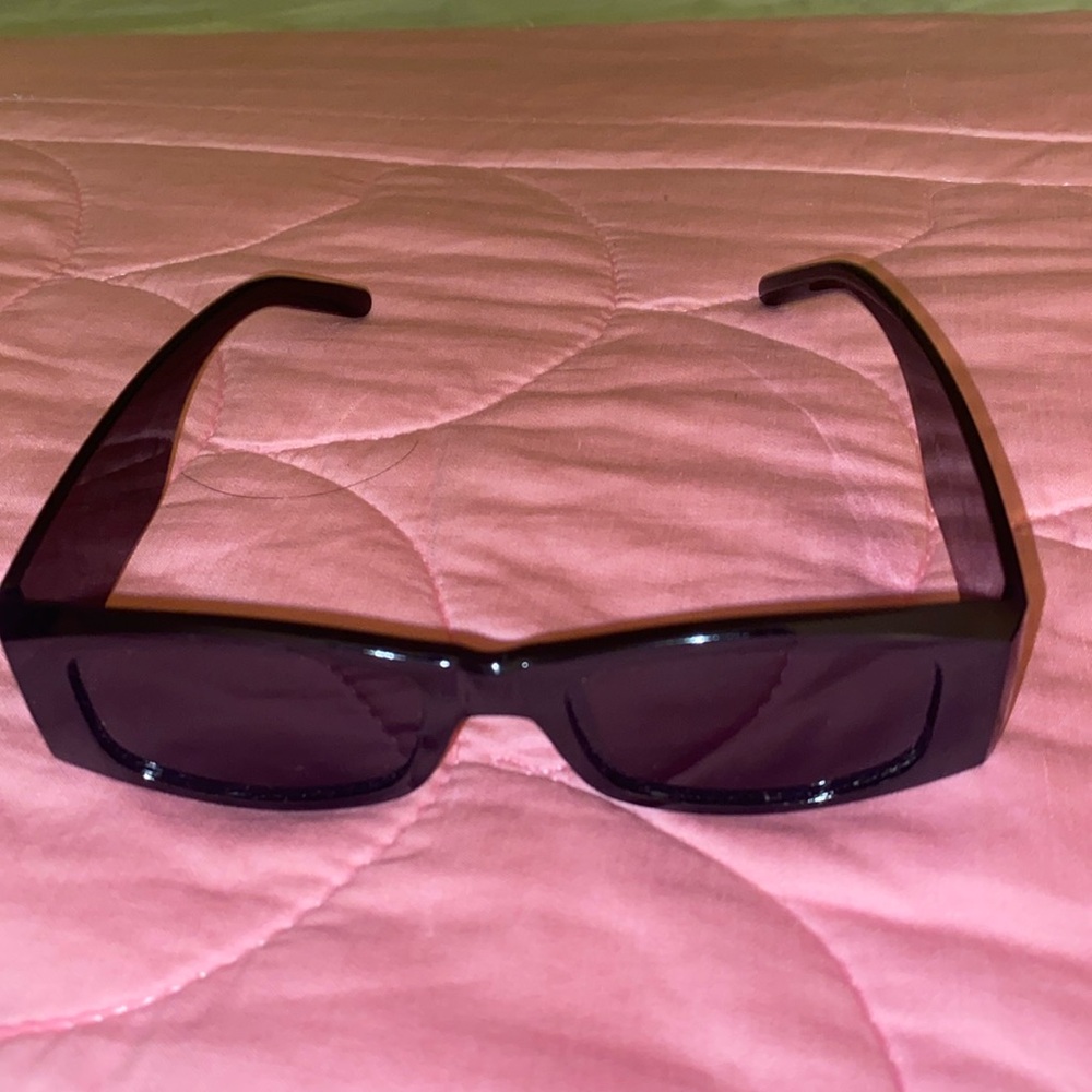 Im selling my black palm angel shade I bought for prom graduation.I’m negotiable